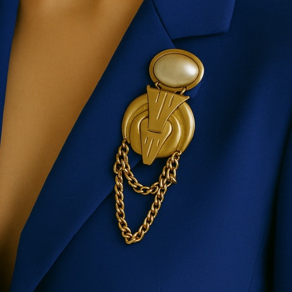 Extra large muted Gold Brooch with pearl and chains - Picture 3 of 5